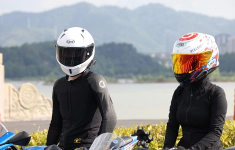 Stay Clear, Stay Connected: Why a Noise-Canceling Helmet Bluetooth Headset Is Essential for Modern Riders